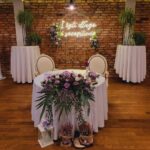 Neon I żyli długo i szczęśliwie napis led na ściankę weselną za parą młodą