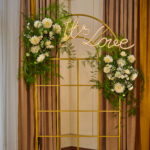 Neon It's Love nad słodkim stołem dekoracja weselna