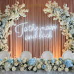 Neon To the Moon and Back napis LED na profesjonalną ściankę weselną i tło do zdjęć