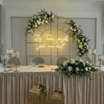 Neon Za Tobą pójdę jak na bal świecący nad parkietem weselnym