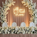 Neon All you need is love z pilotem i ściemniaczem