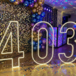 Cyfra LED z podstawą stojąca na 18 urodziny i rocznice dekoracja świetlna