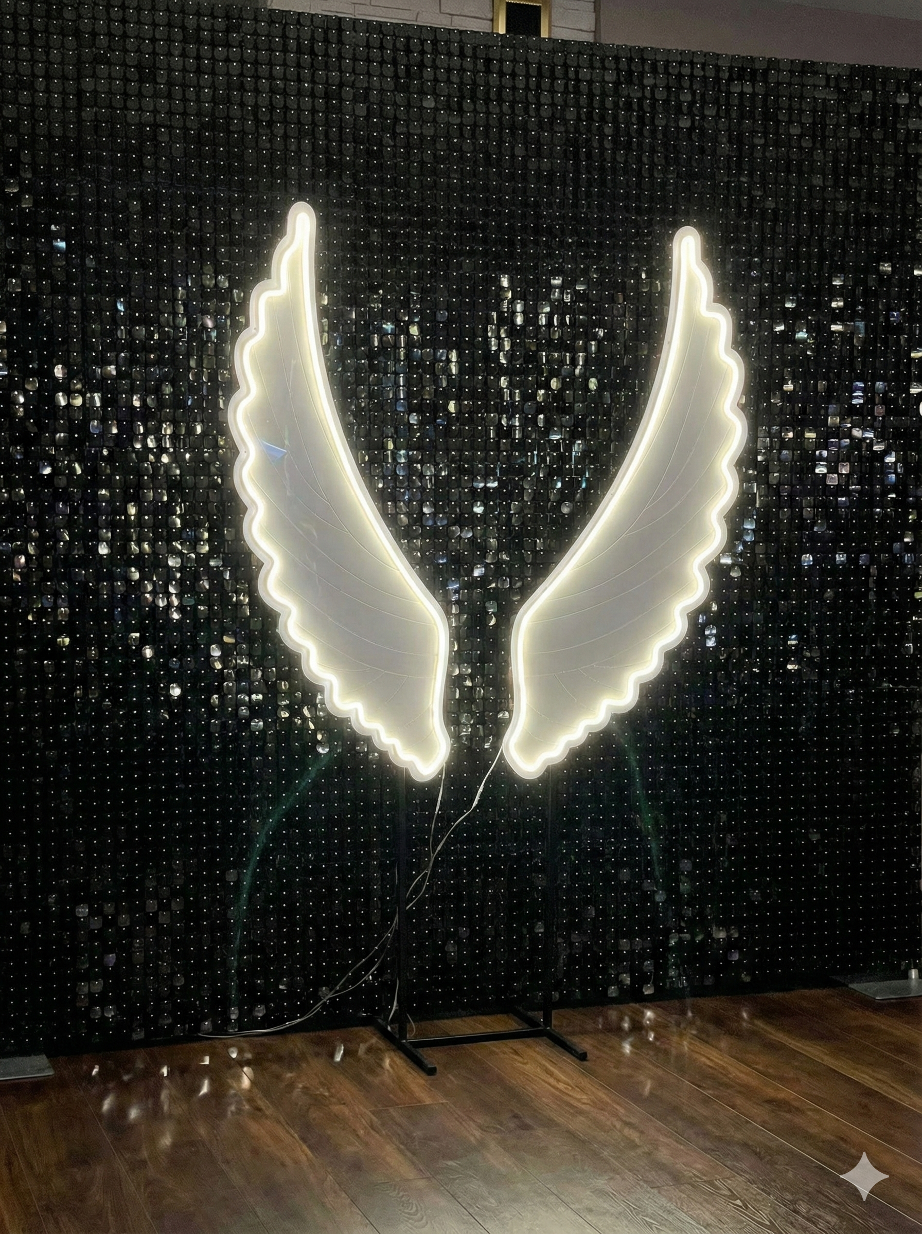 Skrzydła LED z podstawą – Gotowa Ścianka do Zdjęć (InstaSpot)