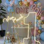 Neon Mam już roczek z cyfrą 1 na ściankę z balonami dekoracja na pierwsze urodziny