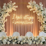 Neon I żyli długo i szczęśliwie napis led na ściankę weselną za parą młodą