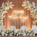 Neon Tylko mnie kochaj napis LED na wesele