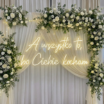 Neon A wszystko to bo Ciebie kocham napis led cytat z piosenki na wesele