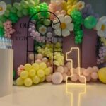 Cyfra LED z podstawą stojąca na 18 urodziny i rocznice dekoracja świetlna