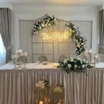 Neon It's a match świecący na ściance weselnej kolor ciepły biały