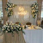 Neon Hej Wesele świecący na sali weselnej kolor ciepły biały