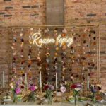 Neon Razem Lepiej świecący na ściance weselnej ciepły biały