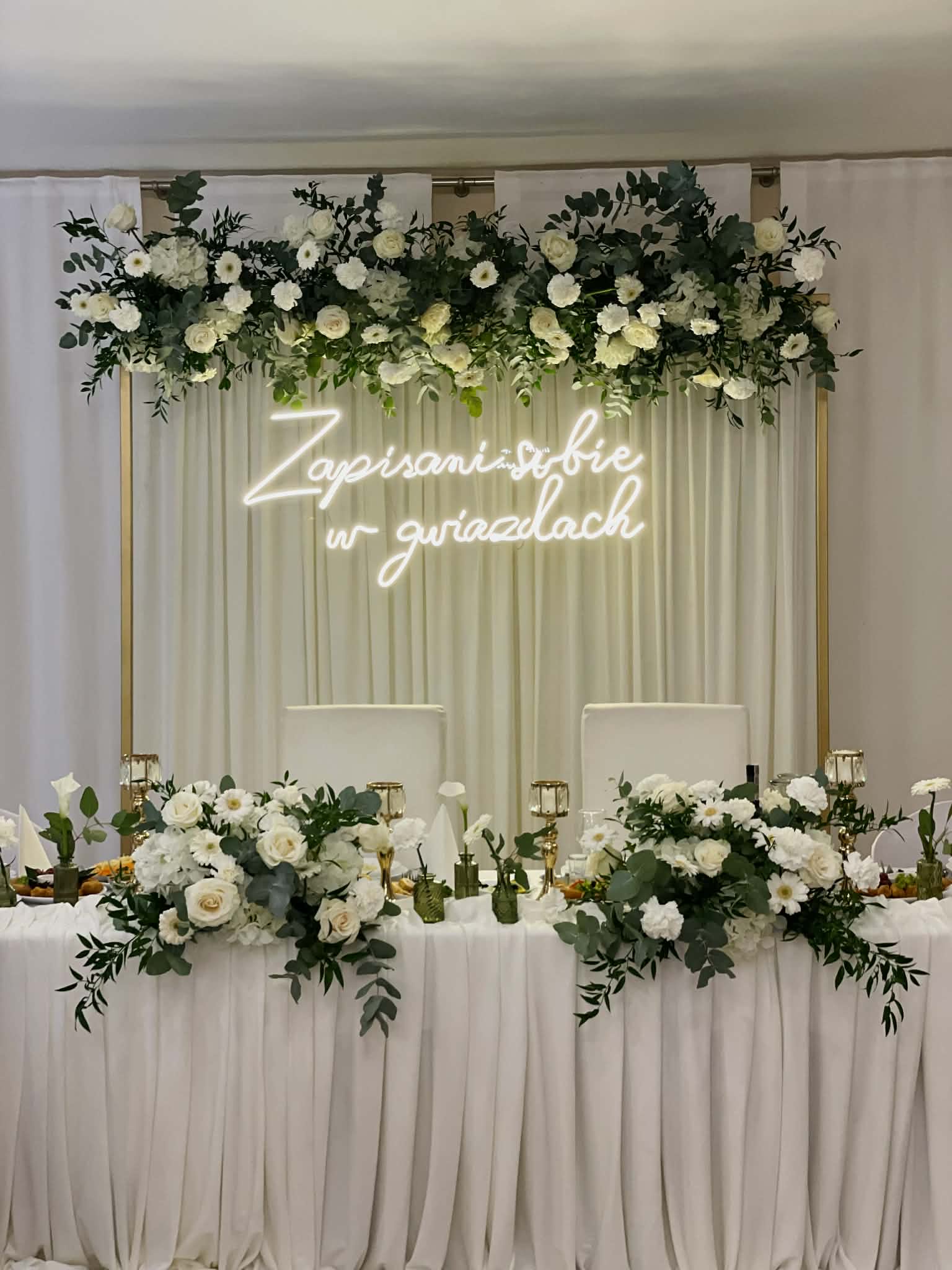 Neon LED na wesele z napisem Zapisani sobie w gwiazdach – romantyczna dekoracja ścianki za Parą Młodą