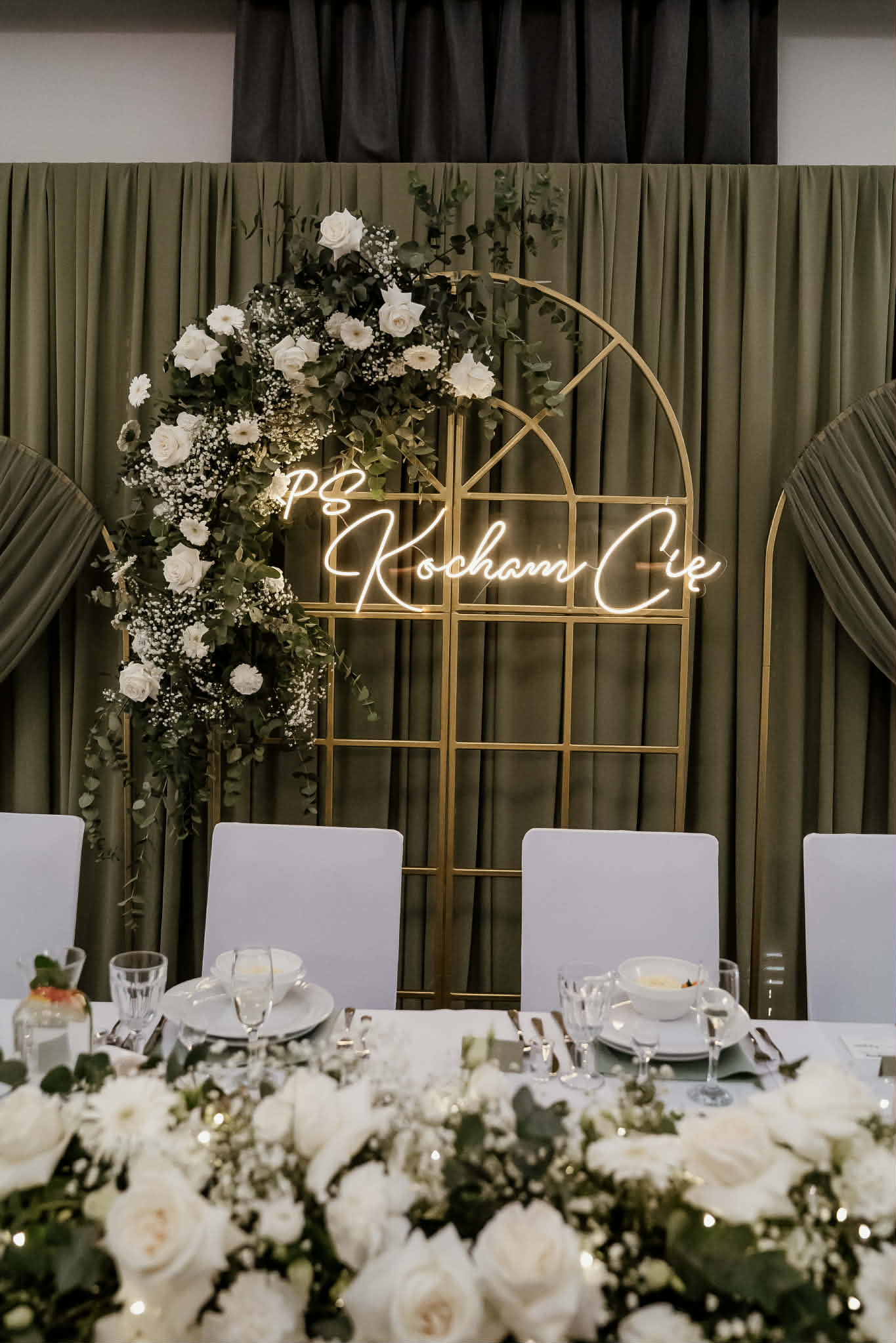 Neon LED "P.S. Kocham Cię" zamontowany na ozdobnej kratce. Gotowy napis świetlny do wypożyczenia na wesele lub zakupu na własność.