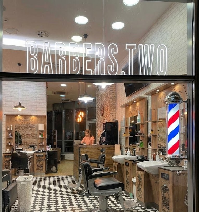 Stylowy neon LED z logo dla barber shopu. Nowoczesne oświetlenie i branding wnętrza salonu męskiego.